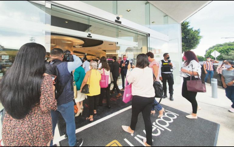 Bienvenidos. Ayer ingresaron los primeros clientes de la nueva sucursal en la Plaza Distrito La Perla. Especial