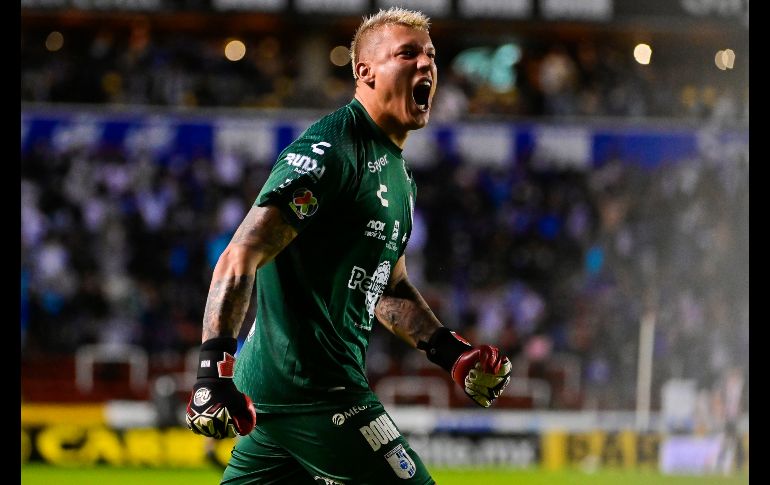 MURALLA. Washington Aguerre no se quedó atrás e impidió el empate de Chivas. IMAGO7