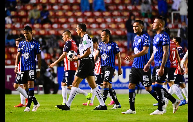 ATÍPICO. Tras casi una hora, el partido se reanudó y se pudo jugar con 