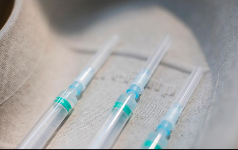 López-Gatell anunció que comenzará la vacunación anticovid para los adolescentes de 15 a 17 años sin comorbilidades. AP / ARCHIVO