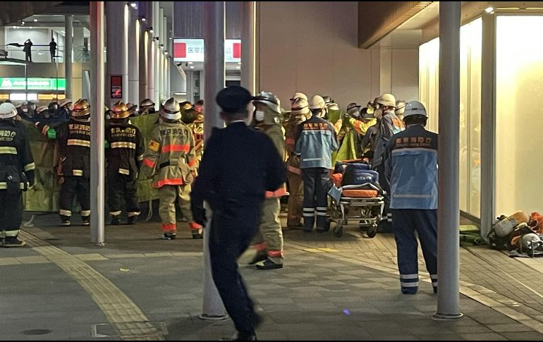 Los testigos le dijeron a la policía que el atacante vestía un atuendo brillante —una camisa verde, un traje azul y un abrigo morado— como el Joker de Batman o alguien que iba a un evento de Halloween, según la prensa local. EFE/J. PRESS