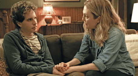 Ben Platt y Julianne Moore. Ambos actores protagonizan el musical “Querido Evan Hansen”.