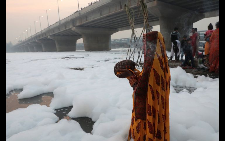 El río proporciona más de la mitad del agua de Nueva Delhi, lo que representa una seria amenaza de salud para sus habitantes. EFE/R. Gupta