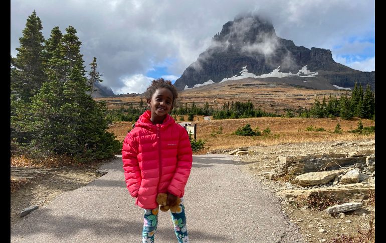 Naomi fue captada con su oso de peluche en el Parque Nacional de los Glaciares, en Montana, en octubre pasado, poco antes de perderlo. AP/Ben Pascal