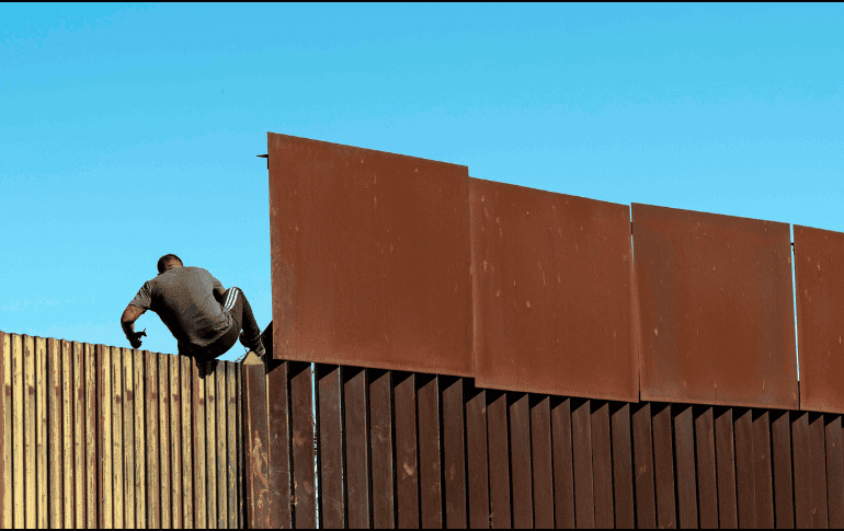 RÉCORD. En el último año, los arrestos de migrantes indocumentados a lo largo de la frontera con México, especialmente en Texas, han establecido máximos históricos. AFP
