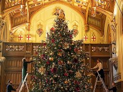 El árbol de Navidad colocado este año en el St George's Hall del castillo de Windsor. INSTAGRAM/@ROYALCOLLECTIONTRUST