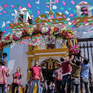 Con miles de flores, indígenas decoran iglesia en Chiapas