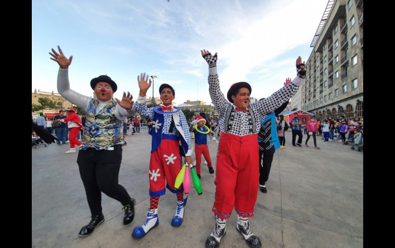 FESTEJO ABSOLUTO. Durante su día, decenas de payasos desfilaron por el Centro de Guadalajara, llenando de música, alegría y color las calles. EL INFORMADOR/R. Bobadilla