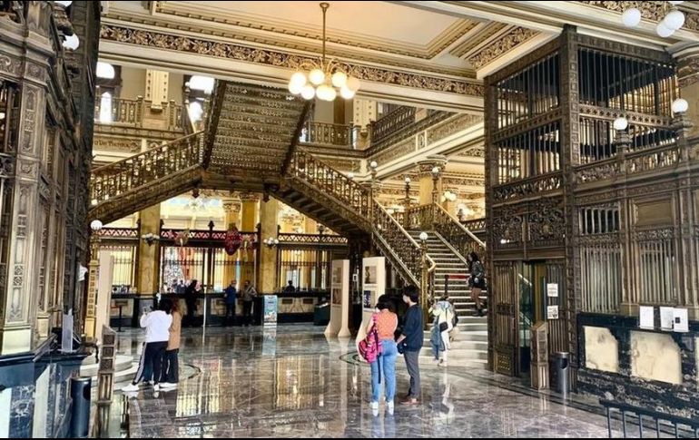 Con su fastuoso interior, el Palacio Postal es uno de los edificios más reconocidos de la calle de Tacuba, en el centro histórico de Ciudad de México. MARCOS GONZÁLEZ