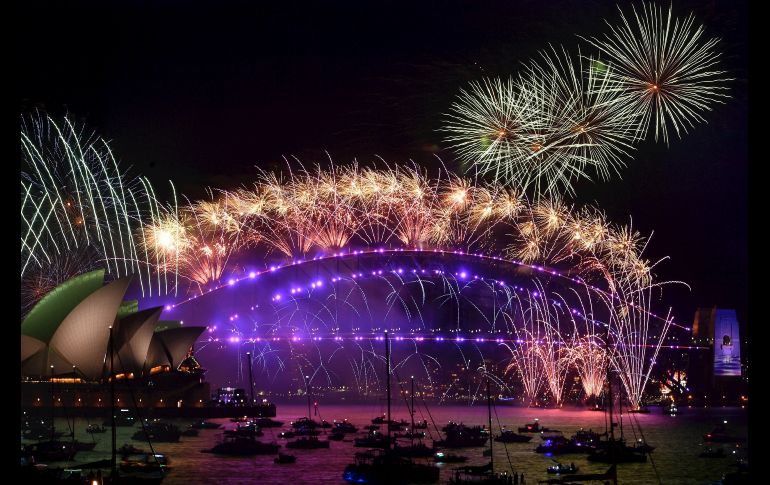 Sídney, en Australia, fue una de las primeras regiones en recibir a 2022, con los fuegos artificiales que suelen iluminar su icónico puerto. EFE/EPA/D. Lewins