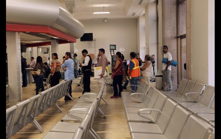 Puedes pagar con tarjeta, en una tienda de conveniencia o en una sucursal bancaria de BBVA, CitiBanamex y Scotiabank. EL INFORMADOR/ARCHIVO