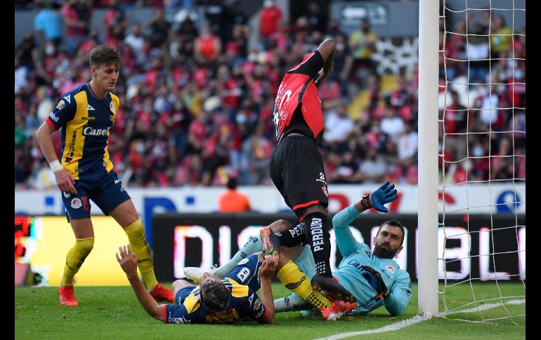 LA JUGADA. En su intento por impedir el remate de Quiñones, Ramón Juárez se marcó en propia puerta. IMAGO7