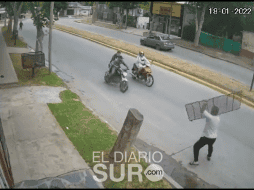 Un comerciante argentino atendió la llamada de auxilio de un repartidor y evitó que se llevaran una motocicleta. TWITTER: @eldiariosur