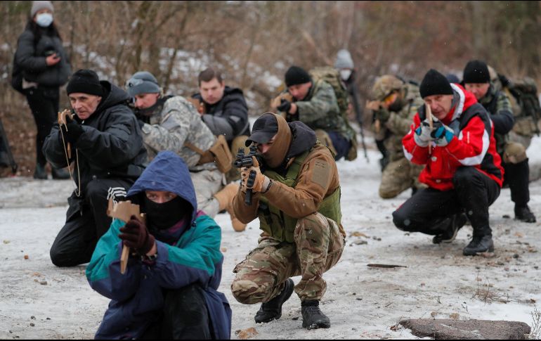 Reservistas ucranianos entrenan para una posible invasión rusa. EFE/S. Dolzhenko