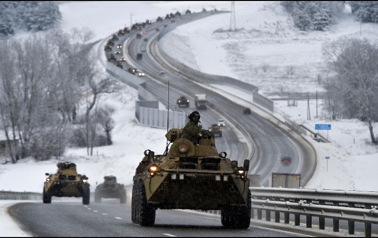 Convoy militar ruso en una carretera de Crimea, cerca de Ucrania. AP