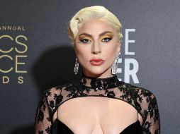 La actriz y cantante Lady Gaga robó miradas con este diseño arriesgado. AP