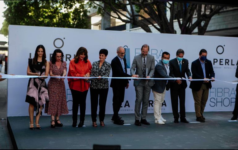 En la inauguración estuvieron Xavier Orendáin, en representación del gobernador; Juan José Frangie, Alfredo Aceves Fernández, y Salvador Cayón Ceballos y Édgar Rodríguez Aguilera, director general y director de Operaciones de FibraShop. EL INFORMADOR/G. Gallo