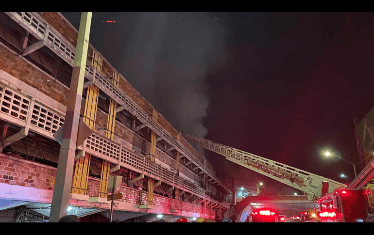 El incendio consumió 300 locales en el mercado San Juan de Dios, en Guadalajara. PROTECCIÓN CIVIL JALISCO/Cortesía