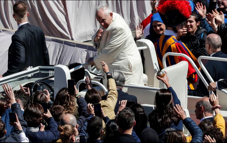 El Papa Francisco saluda a los fieles durante la ceremonia del Domingo de Ramos. EFE/G. Lami