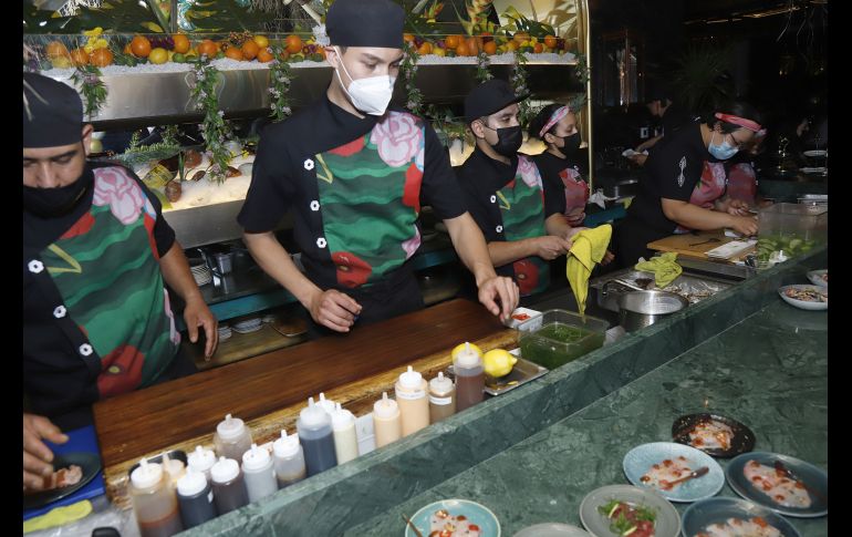 En la barra de mariscos. GENTE BIEN JALISCO/ Claudio Jimeno