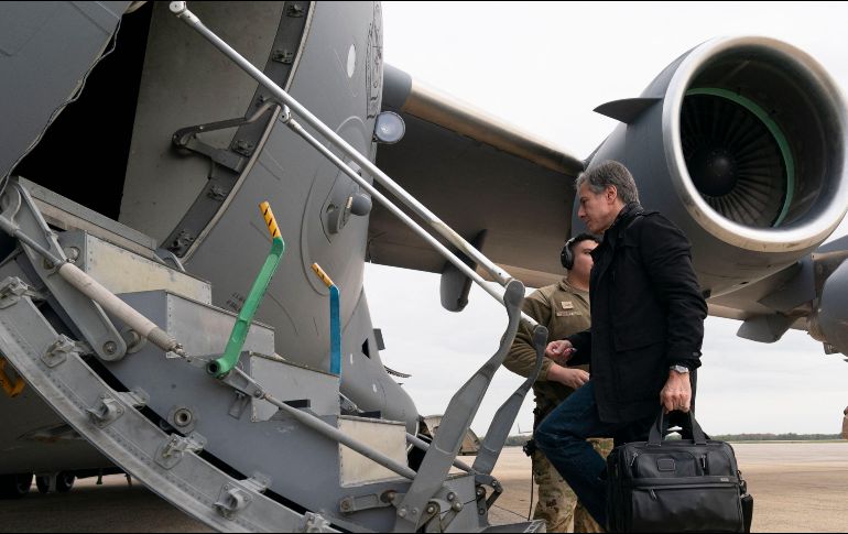Anthony Blinken, secretario de Estado estadounidense, abordó el avión que lo llevó a Ucrania. AFP