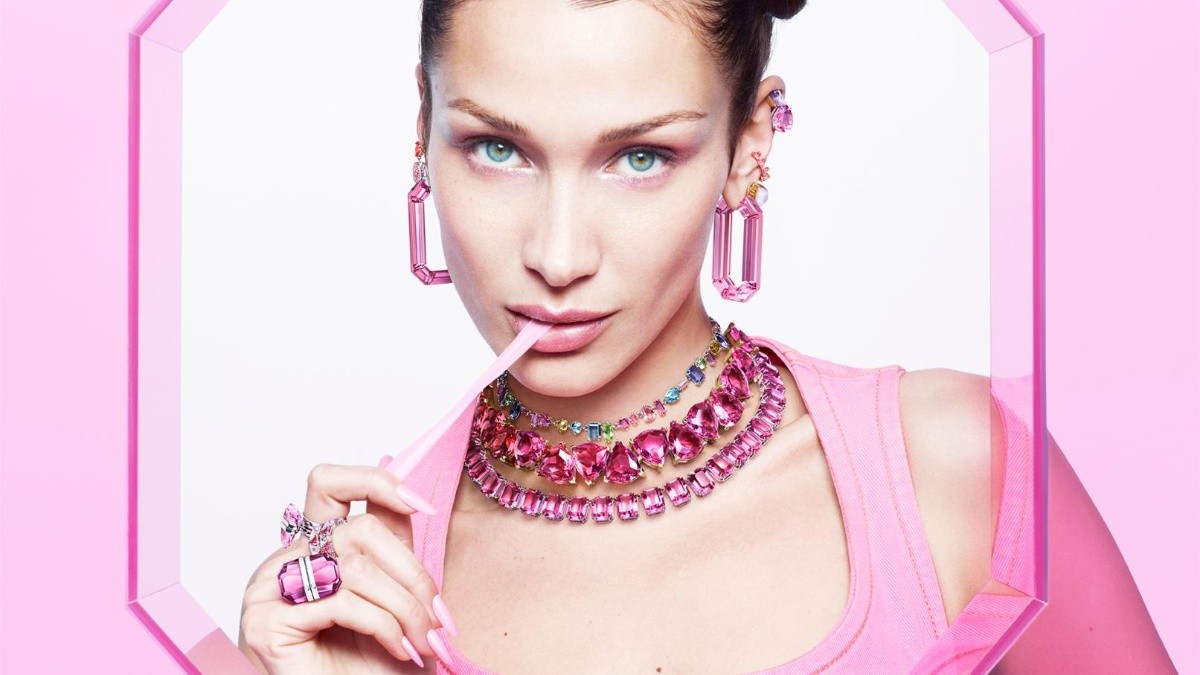 Bella Hadid nos presenta el sofisticado mundo de color y joyas de  Swarovski.