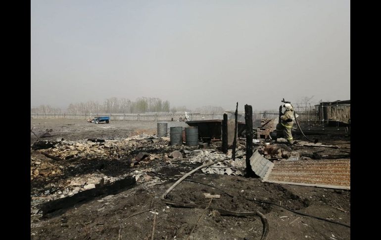 La lucha contra el fuego sólo puede realizarse por tierra, sin el uso de aviones, debido a los fuertes vientos que hay en la zona. AFP/Ministerio de Emergencias de Rusia