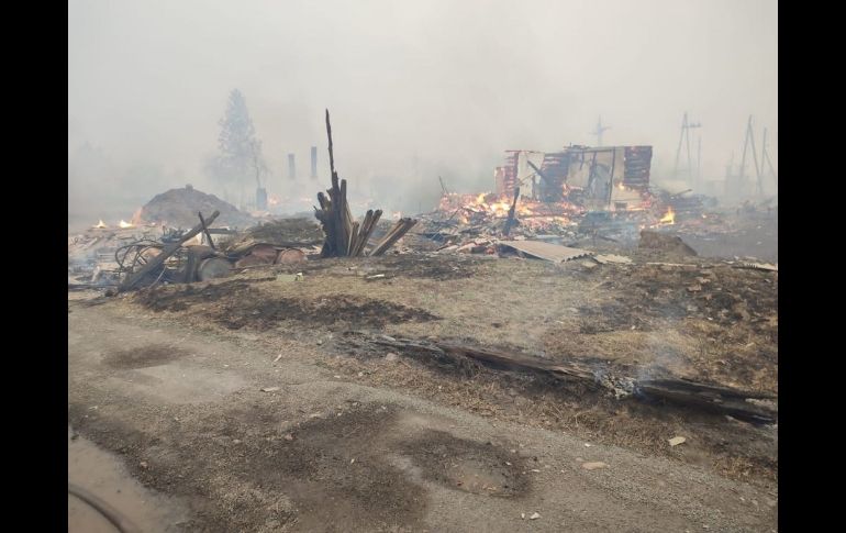 La lucha contra el fuego sólo puede realizarse por tierra, sin el uso de aviones, debido a los fuertes vientos que hay en la zona. AFP/Ministerio de Emergencias de Rusia