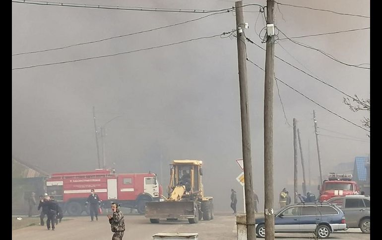 La lucha contra el fuego sólo puede realizarse por tierra, sin el uso de aviones, debido a los fuertes vientos que hay en la zona. AFP/Ministerio de Emergencias de Rusia