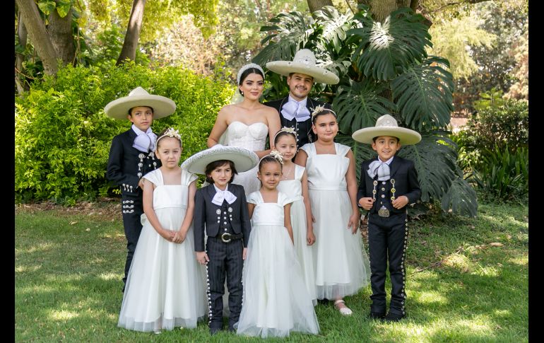 Los novios con sus pajes. GENTE BIEN JALISCO/Jorge Soltero