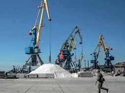Luego del acuerdo entre Rusia y Ucrania para la exportación de cereales, el Ejército ucraniano tiene el reto de cuidar las mercancías de minas marinas y de barcos piratas que navegan en la zona. EFE