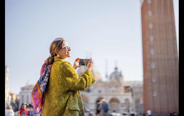 En Instagram, ahora puedes descubrir negocios locales populares cercanos y filtrarlos por categoría. ISTOCK/RossHelen