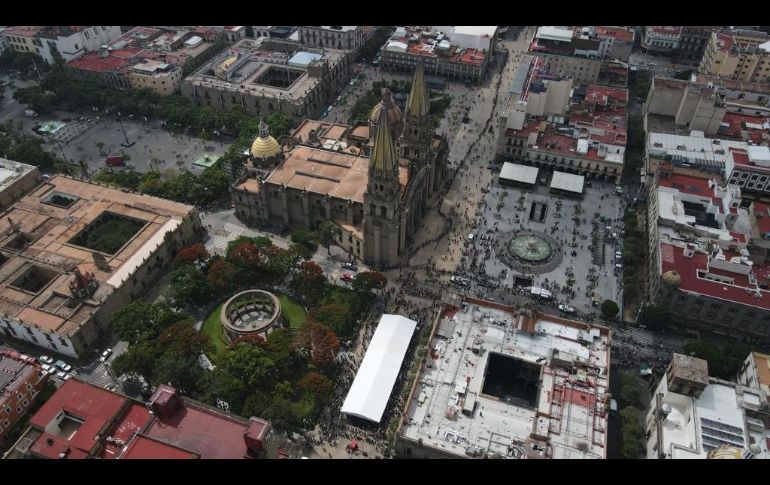 Así luce la fila de personas en la entrega de tortas ahogadas gratis en Guadalajara. EL INFORMADOR / A. Navarro