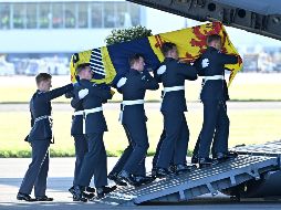 El féretro, con los restos de la reina Isabel II, fallecida con 96 años, partió este martes desde el aeropuerto de Edimburgo, en Escocia, hacia Londres. AFP / P. Ellis