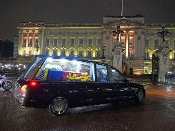 Mañana miércoles, una solemne procesión fúnebre llevará los restos de la monarca desde el palacio de Buckingham hasta la sede de las cámaras parlamentarias del Reino Unido. AP / G. Fuller