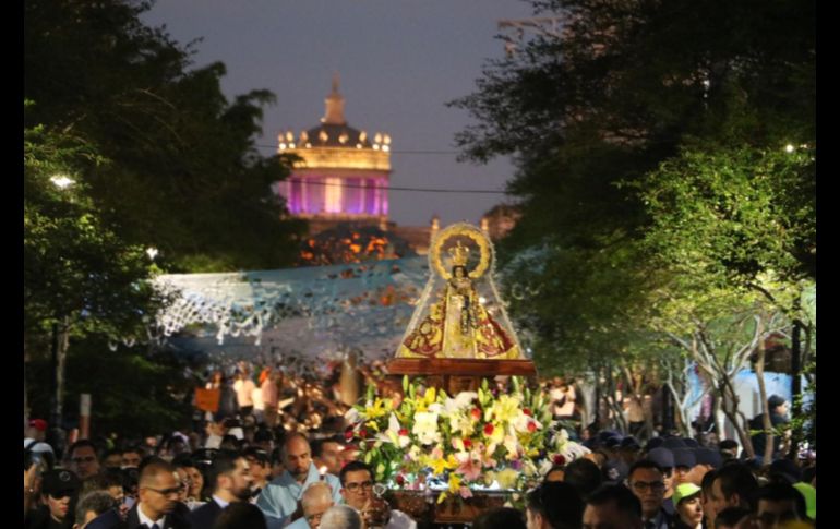 Tras la misa, la Virgen de Zapopan se dirige por la calle Hidalgo hacia la Catedral Metropolitana de Guadalajara. EL INFORMADOR/A. Navarro