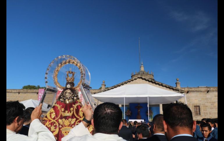 Tras la misa, la Virgen de Zapopan se dirige por la calle Hidalgo hacia la Catedral Metropolitana de Guadalajara. EL INFORMADOR/A. Navarro