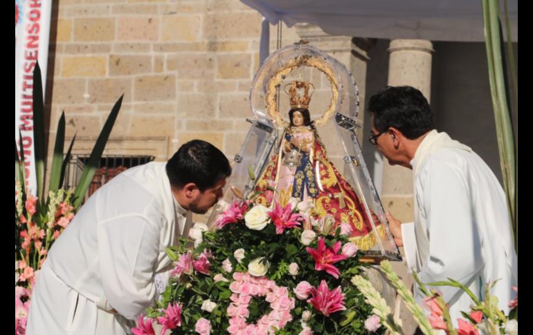 Tras la misa, la Virgen de Zapopan se dirige por la calle Hidalgo hacia la Catedral Metropolitana de Guadalajara. EL INFORMADOR/A. Navarro