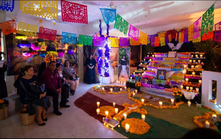 Familiares de Debanhi piden justicia con un altar en la escuela en la que da clases su padre da clases en la capital de Nuevo León. EFE / M. Sierra