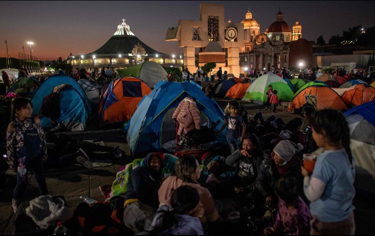 Peregrinos acampan en el exterior de la Basílica de Guadalupe previo a la celebración del 12 de diciembre. AFP / N. Asfouri