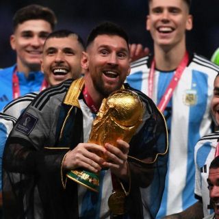 Messi alza la Copa del Mundo con Argentina: "¡Somos campeones del mundo!"