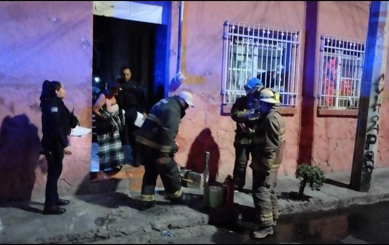 Personal de investigación de siniestros de bomberos continúa con las diligencias para determinar la causa del incendio. ESPECIAL / Bomberos de Guadalajara