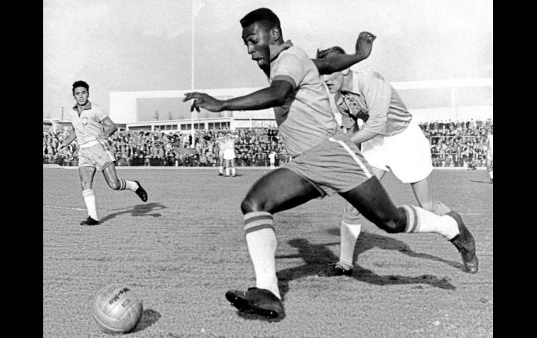 Pelé brilló en las canchas de 1958 a 1975, siempre mostrando su clase y calidad. ARCHIVO