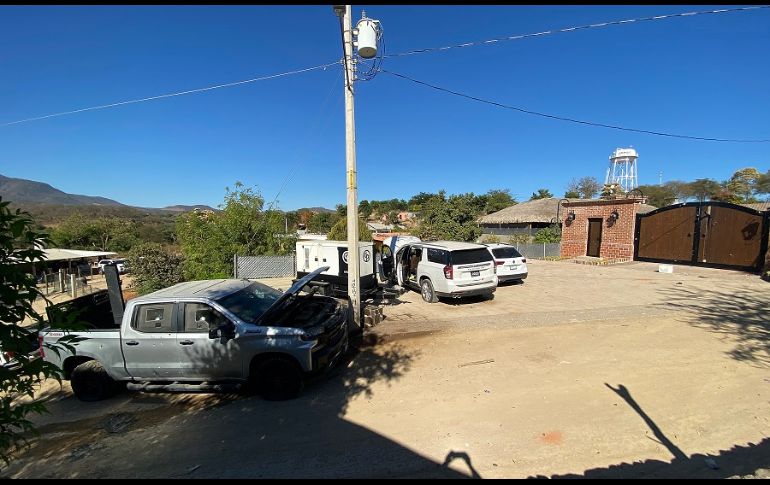 En el interior de la finca, de aproximadamente 150 metros cuadrados, quedaron esparcidas decenas de casquillos y autos deportivos dañados. EFE/J. Cruz