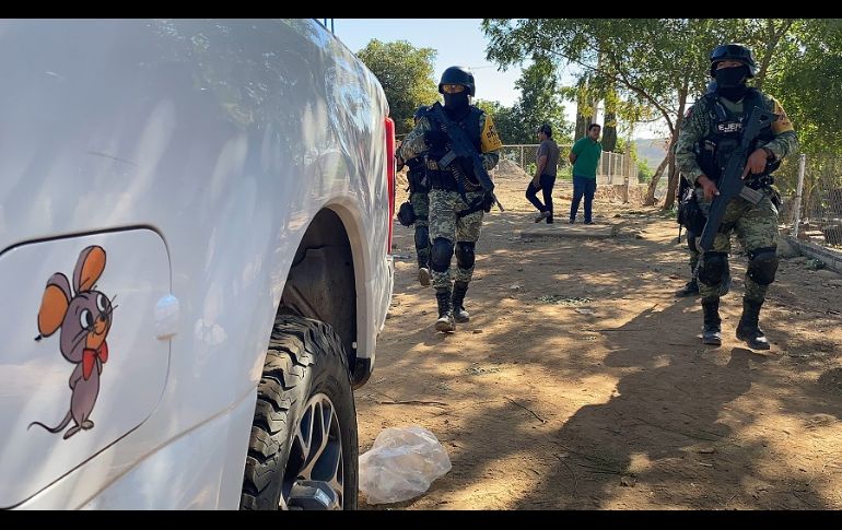 En el interior de la finca, de aproximadamente 150 metros cuadrados, quedaron esparcidas decenas de casquillos y autos deportivos dañados. EFE/J. Cruz