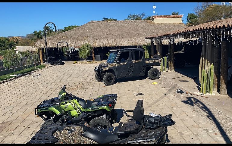 En el interior de la finca, de aproximadamente 150 metros cuadrados, quedaron esparcidas decenas de casquillos y autos deportivos dañados. EFE/J. Cruz