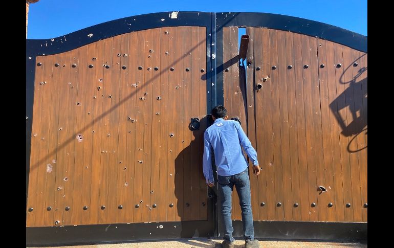 En el interior de la finca, de aproximadamente 150 metros cuadrados, quedaron esparcidas decenas de casquillos y autos deportivos dañados. EFE/J. Cruz