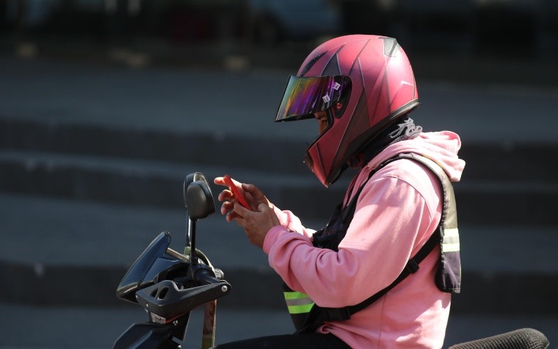 Puedo usar el celular en manos libres al conducir una motocicleta?