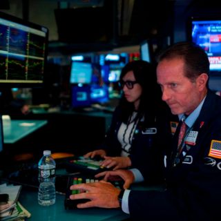 Wall Street arranca la semana en rojo y el Dow Jones baja 0.90 %