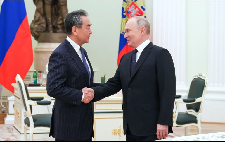 Al inicio de su reunión con Wang Yi, el presidente ruso Vladimir Putin elogió las relaciones entre los dos países y añadió que el Kremlin espera que el presidente chino Xi Jinping visite Rusia. EFE / A. Novoderezhkin
